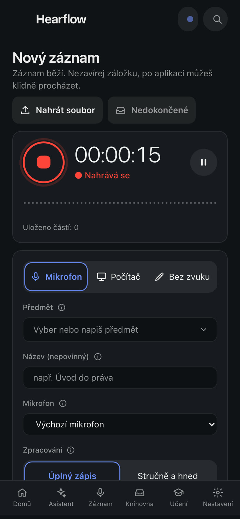 Nahrávání v telefonu: běží čas a student si píše poznámku