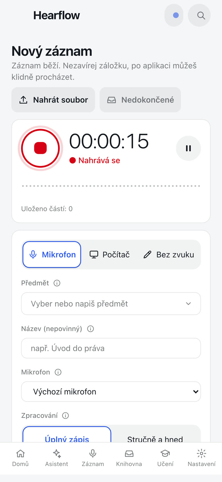 Nahrávání v telefonu: běží čas a student si píše poznámku